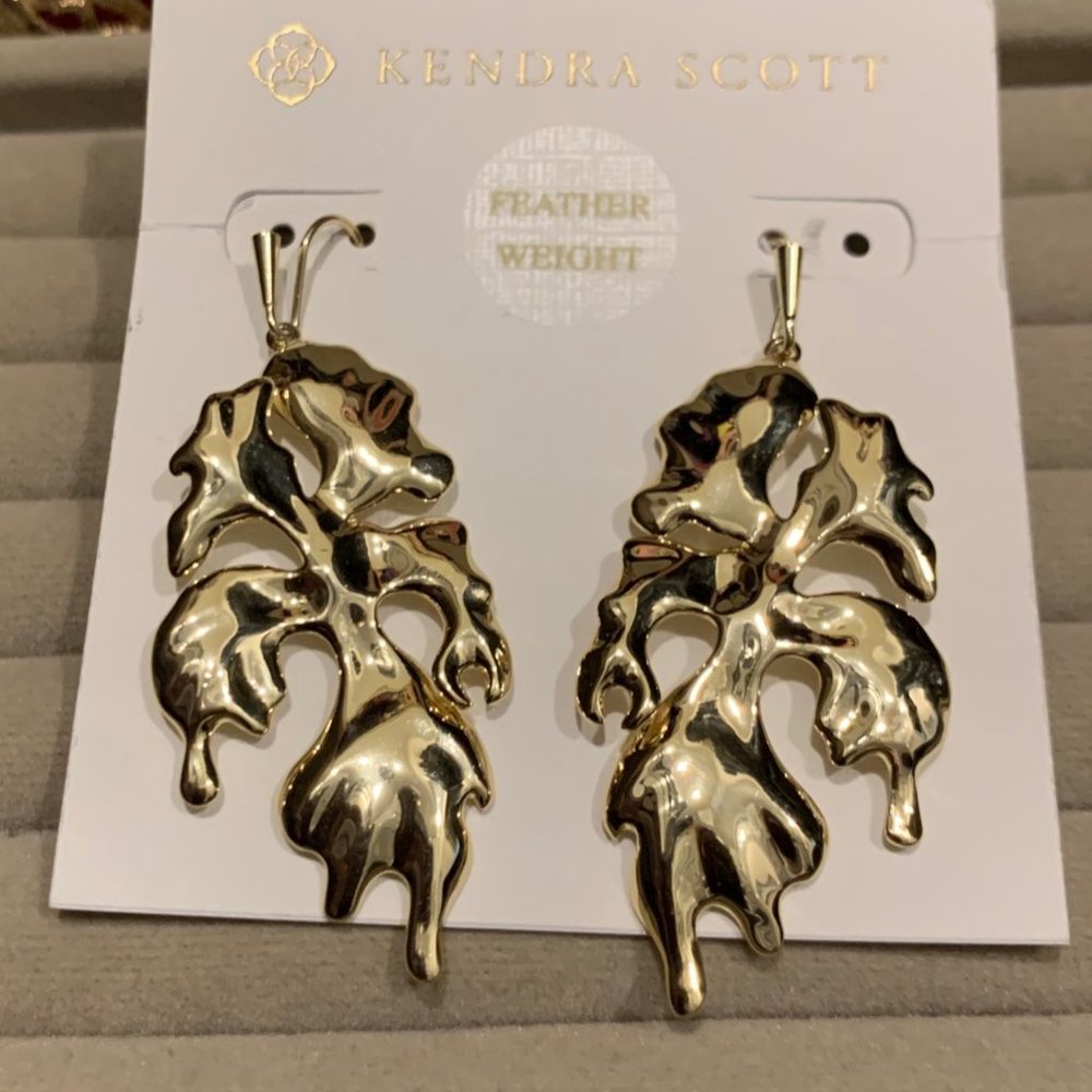 KENDRA SCOTT • Savannah Drop Earrings in Gold*